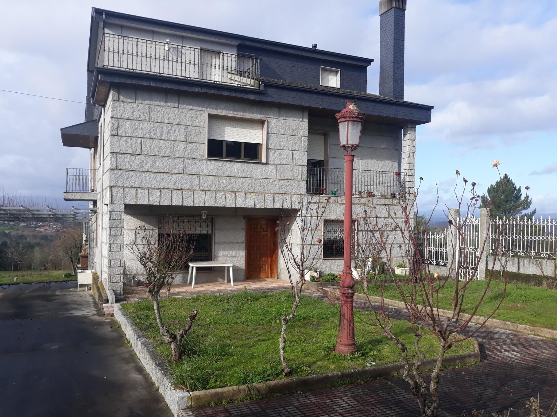 Vista exterior de Casa o xalet en venda en Toén amb Terrassa i Balcó