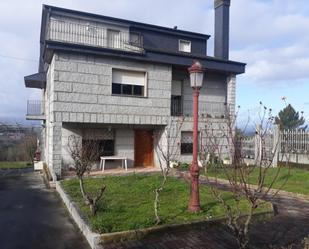 Vista exterior de Casa o xalet en venda en Toén amb Calefacció, Jardí privat i Parquet