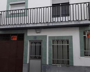 Vista exterior de Casa adosada en venda en Torrejoncillo amb Terrassa i Balcó