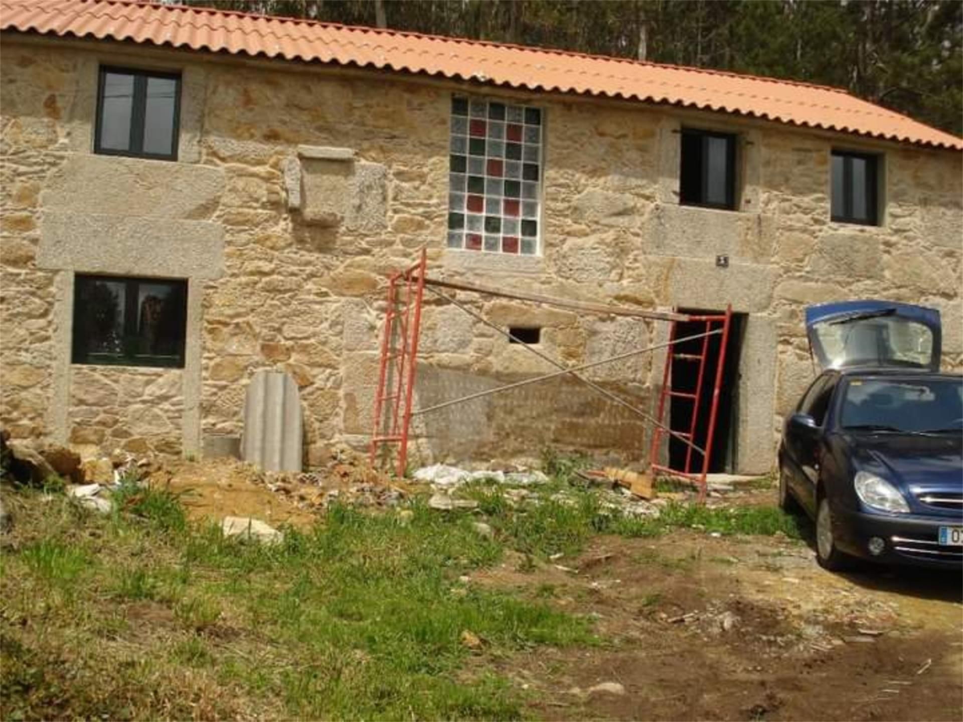 Vista exterior de Finca rústica en venda en Laxe amb Jardí privat