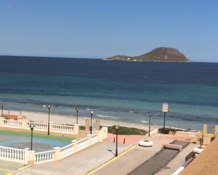 Vista exterior de Pis de lloguer en La Manga del Mar Menor amb Terrassa i Piscina