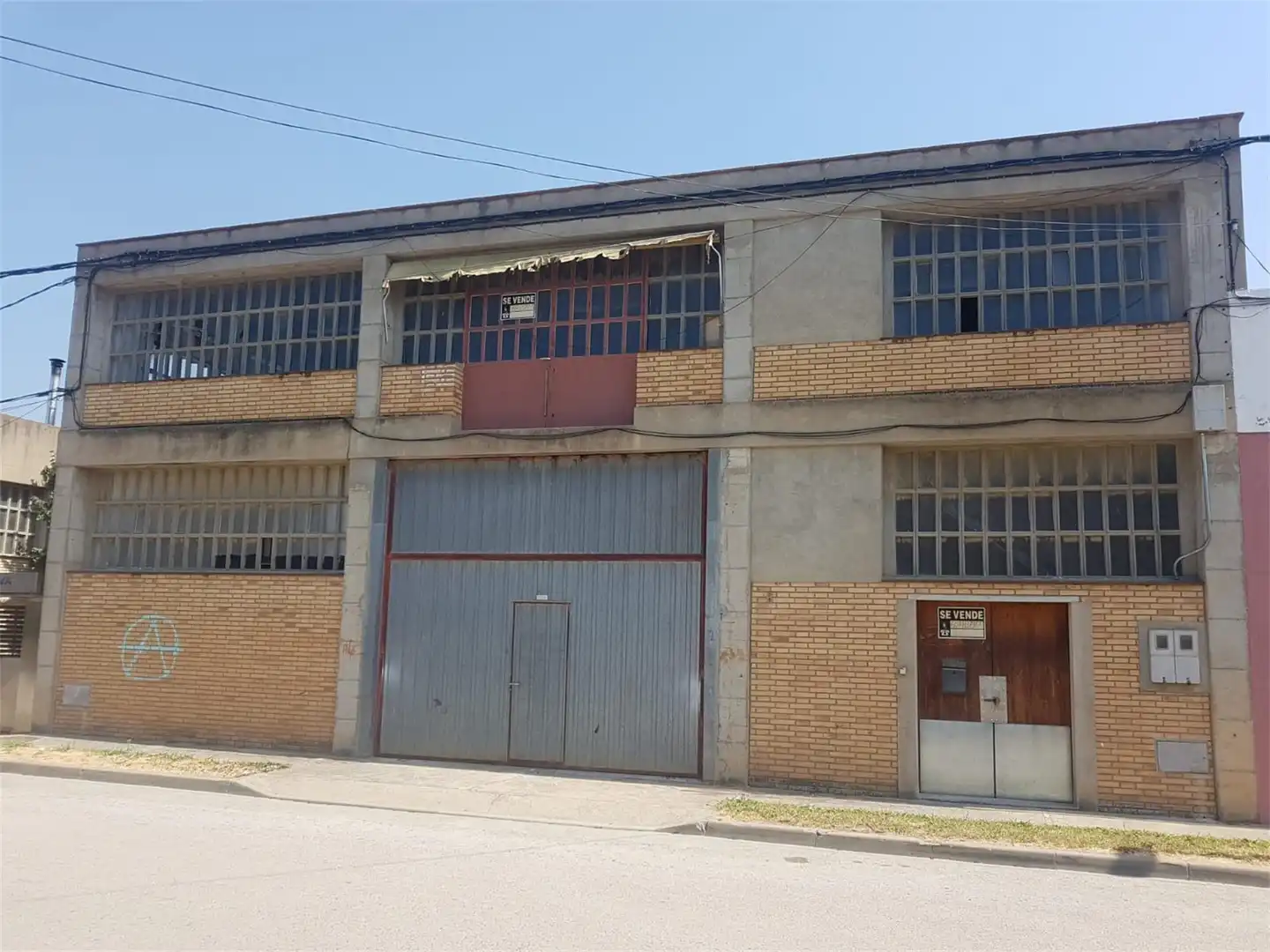 Vista exterior de Nau industrial en venda en Besalú
