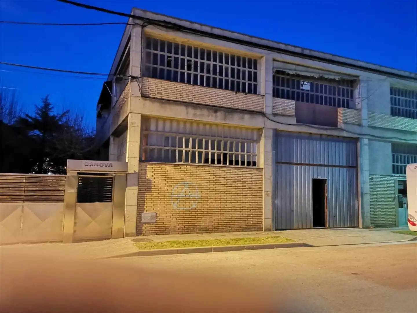 Vista exterior de Nau industrial en venda en Besalú