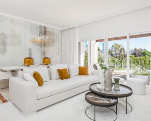 Sala d'estar de Apartament en venda en Marbella amb Aire condicionat, Terrassa i Piscina