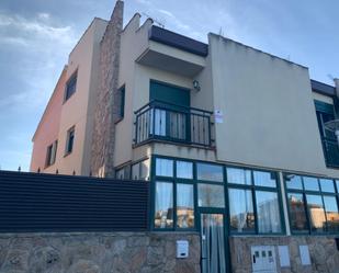 Vista exterior de Casa adosada en venda en Trescasas amb Calefacció, Jardí privat i Terrassa