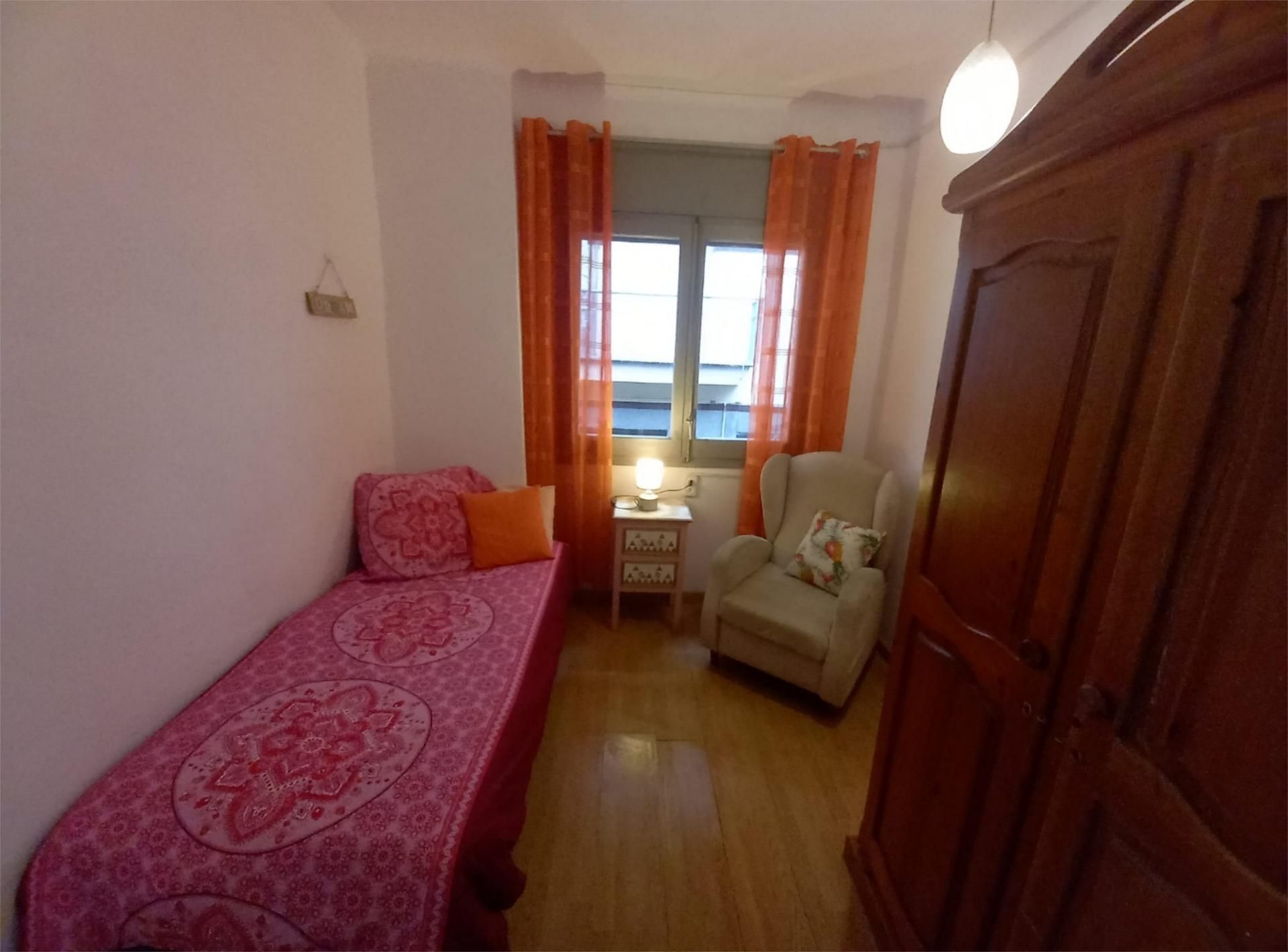 Dormitori de Casa adosada per a compartir en Santa Coloma de Farners amb Calefacció, Parquet i Moblat