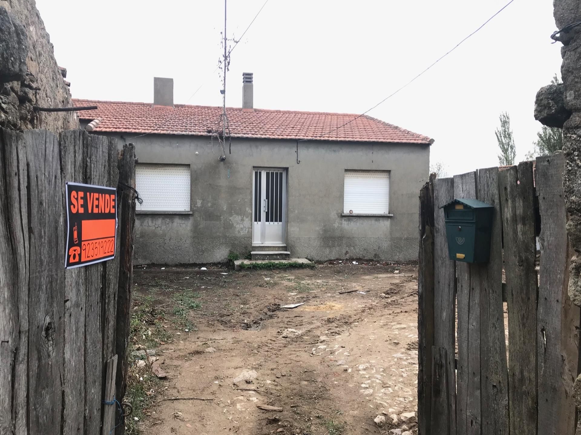 Vista exterior de Planta baixa en venda en Bañobárez amb Calefacció i Jardí privat