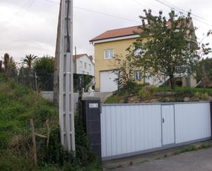 Vista exterior de Casa o xalet en venda en Torrelavega  amb Terrassa i Balcó