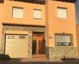 Vista exterior de Casa adosada en venda en Quintanar de la Orden amb Aire condicionat, Calefacció i Parquet