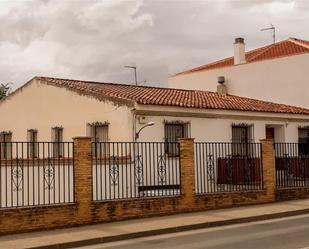 Vista exterior de Casa adosada en venda en La Solana   amb Terrassa i Balcó