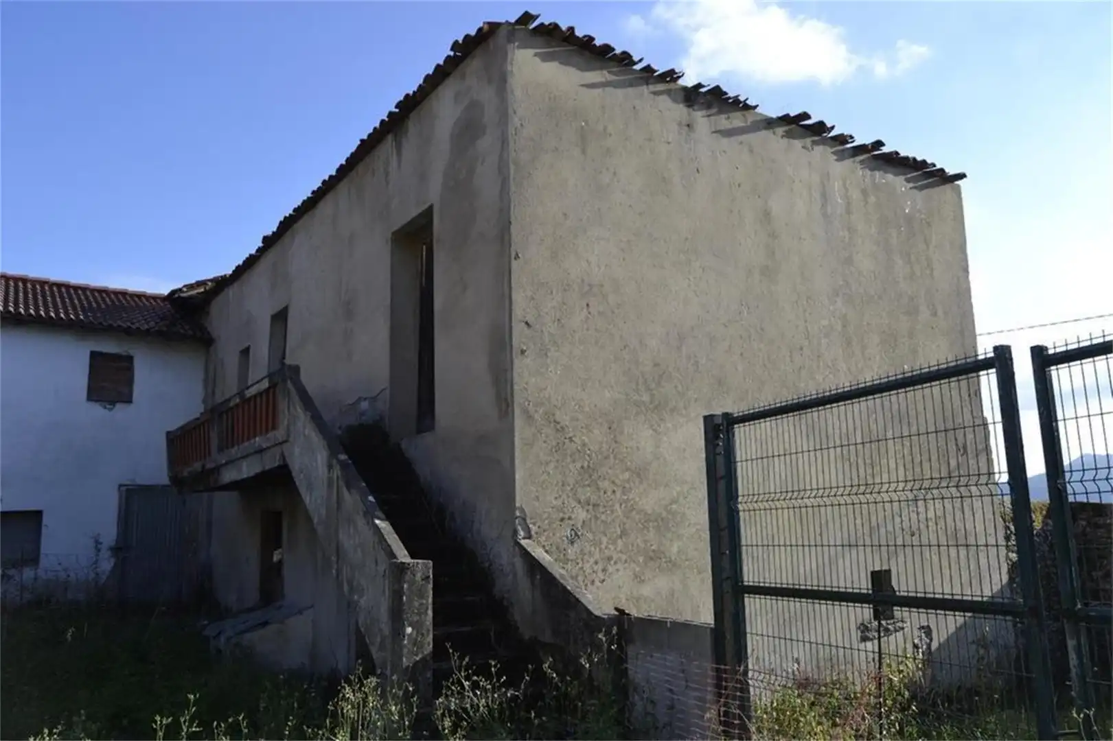 Außenansicht von Einfamilien-Reihenhaus zum Verkauf in Candamo
