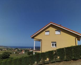 Vista exterior de Casa o xalet en venda en Gozón amb Calefacció, Jardí privat i Parquet