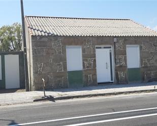 Exterior view of Single-family semi-detached for sale in Vilanova de Arousa