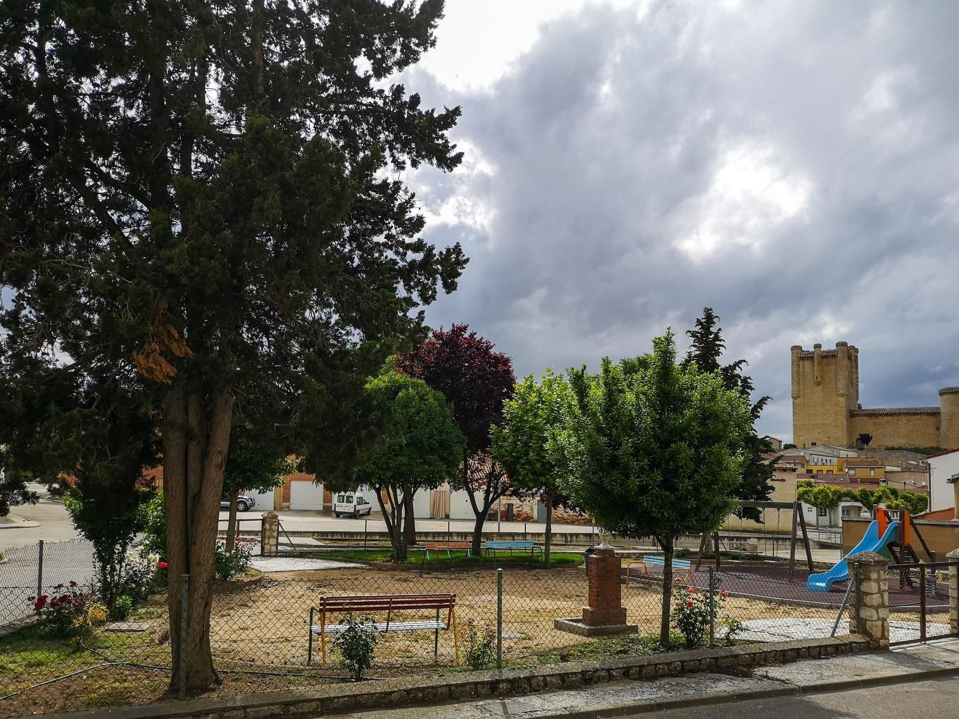 Vista exterior de Casa adosada en venda en Torrelobatón amb Terrassa