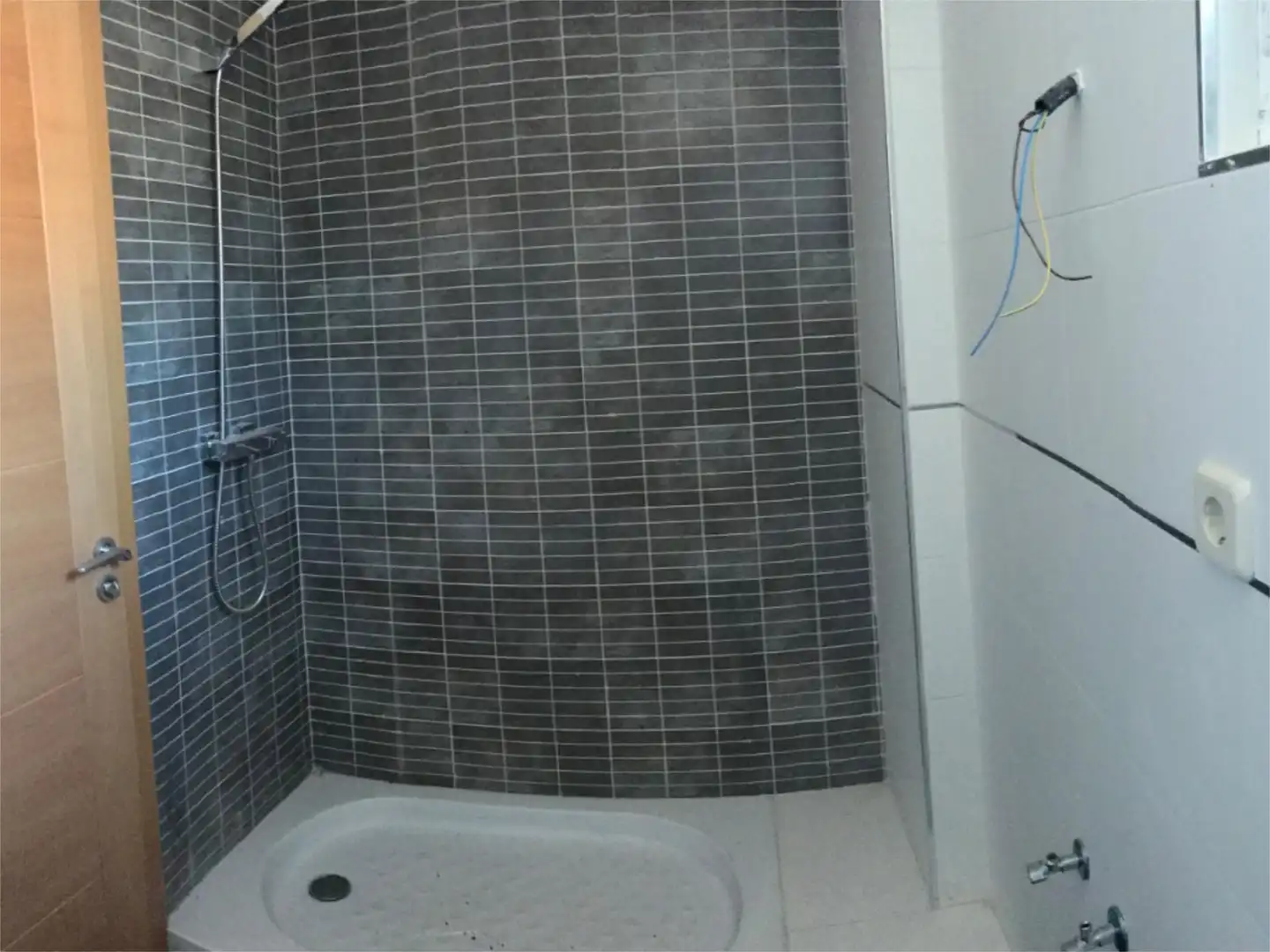 Casa adosada en venta en Solana de Ávila Baño de Casa adosada en venta en Solana de Ávila con Calefacción, Jardín privado y Balcón