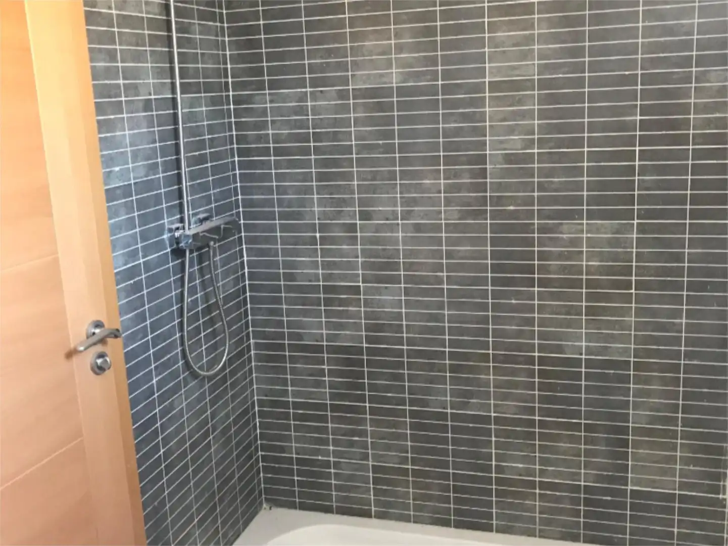 Casa adosada en venta en Solana de Ávila Baño de Casa adosada en venta en Solana de Ávila con Calefacción, Jardín privado y Balcón
