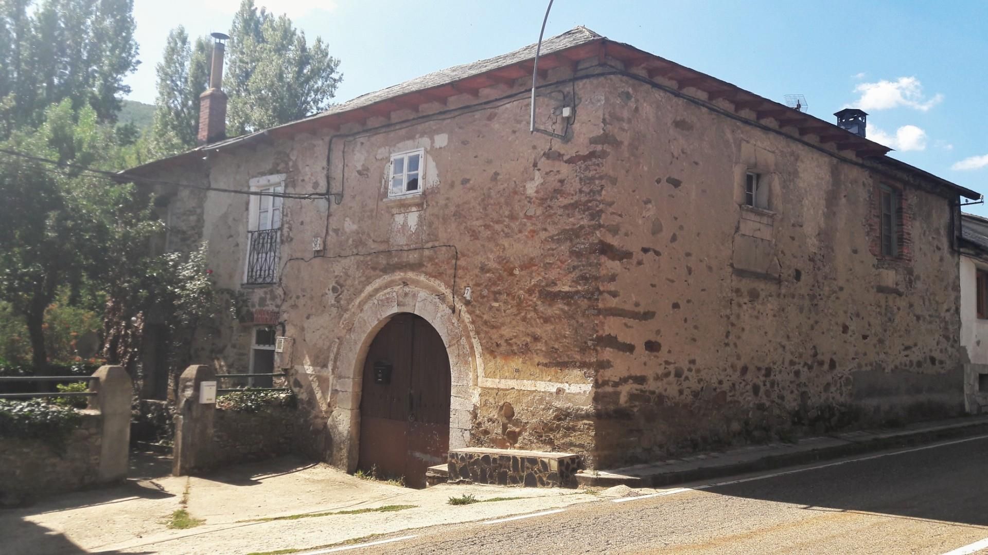 Vista exterior de Casa adosada en venda en Riello amb Jardí privat