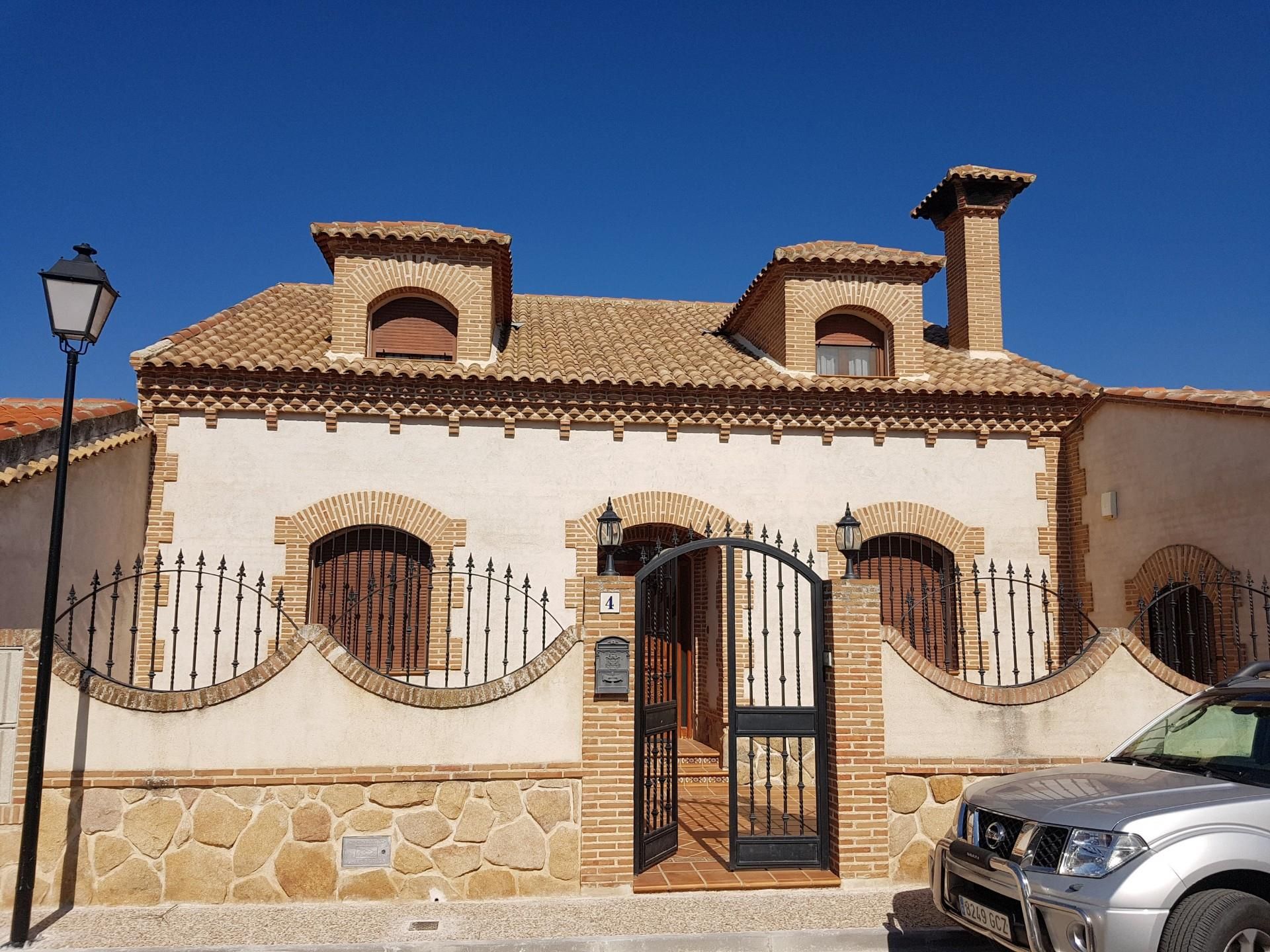 Exterior view of House or chalet for sale in La Pueblanueva  with Air Conditioner, Heating and Private garden