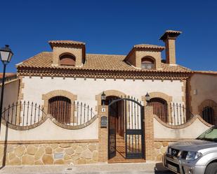 Vista exterior de Casa o xalet en venda en La Pueblanueva amb Aire condicionat i Piscina