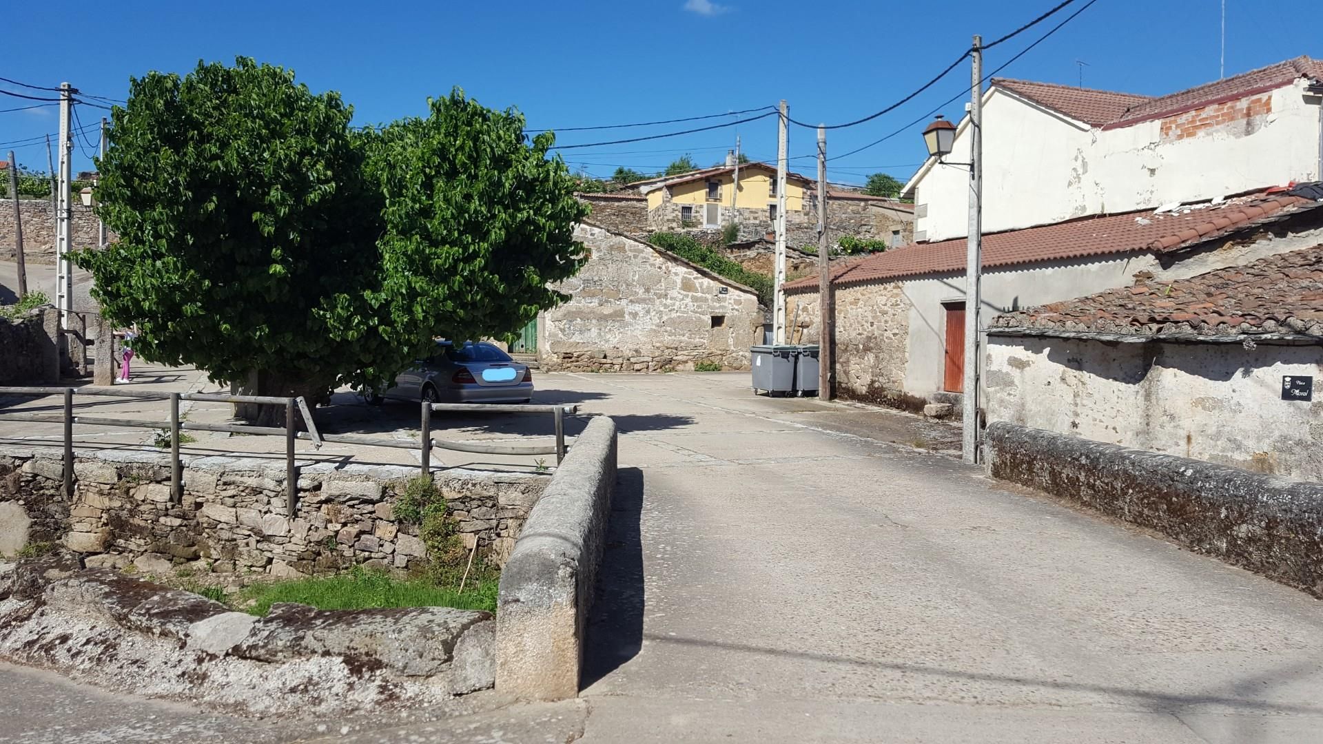 Vista exterior de Casa adosada en venda en Muelas del Pan amb Calefacció, Traster i Moblat