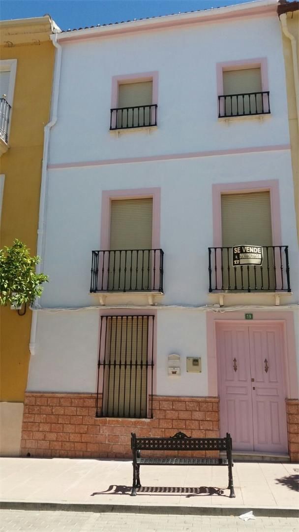 Vista exterior de Casa adosada en venda en Lucena amb Jardí privat, Terrassa i Traster