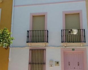 Vista exterior de Casa adosada en venda en Lucena amb Jardí privat, Terrassa i Traster