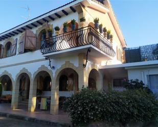 Vista exterior de Casa o xalet en venda en Albelda de Iregua amb Terrassa, Piscina i Balcó