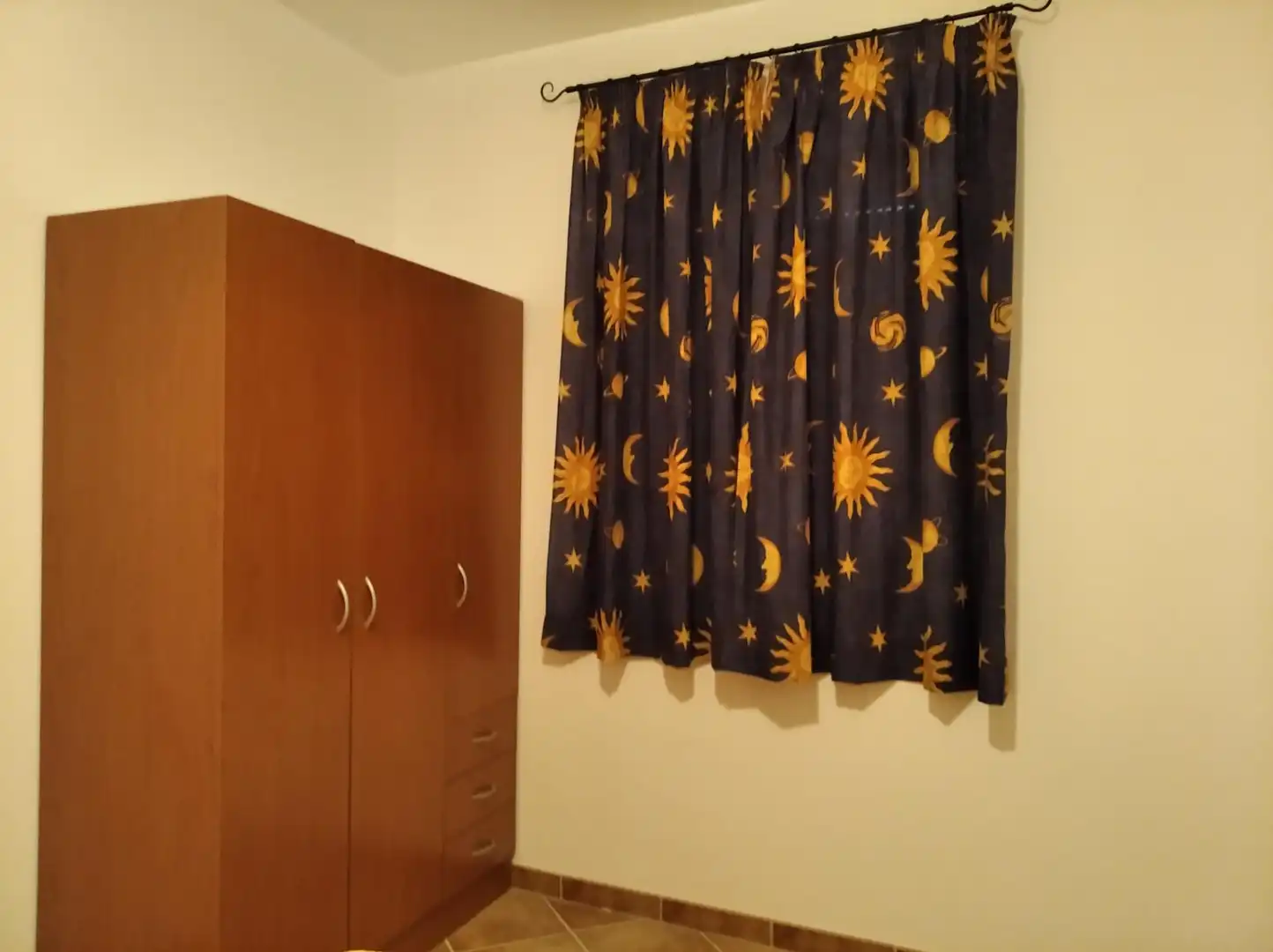 Dormitori de Casa adosada en venda en Ítrabo amb Aire condicionat i Terrassa