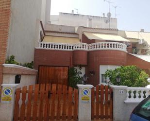 Vista exterior de Casa adosada en venda en Almoradí amb Aire condicionat, Terrassa i Balcó