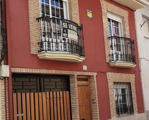 Vista exterior de Casa adosada en venda en Almodóvar del Campo amb Terrassa i Balcó