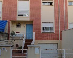 Vista exterior de Casa o xalet en venda en Ciudad Real Capital amb Terrassa i Balcó