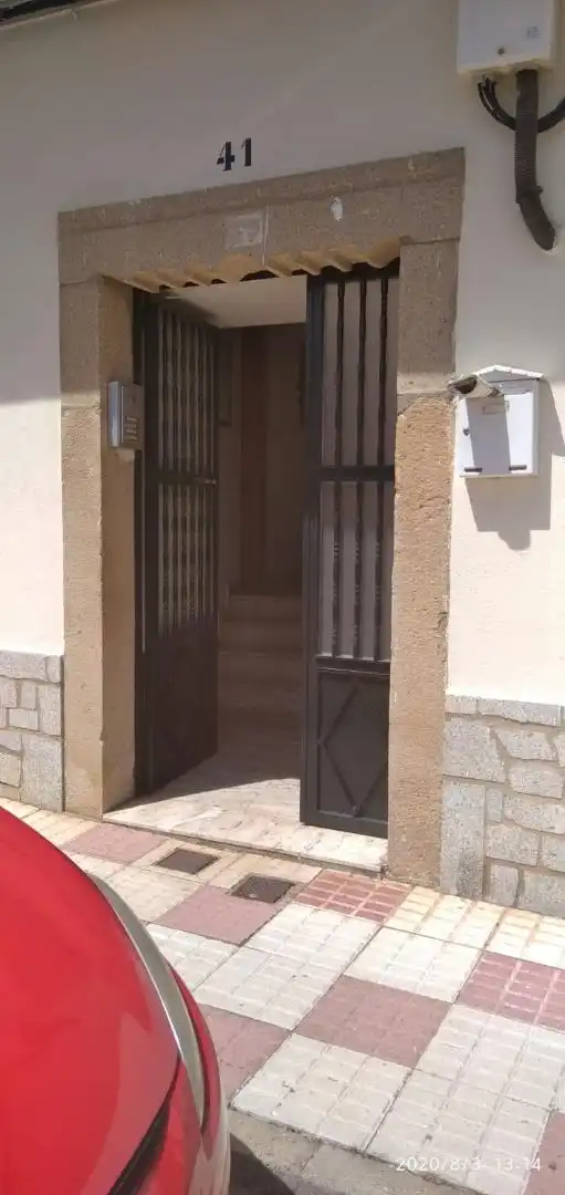 Wohnung zum Verkauf in Perales del Puerto mit Klimaanlage, Terrasse und Abstellraum