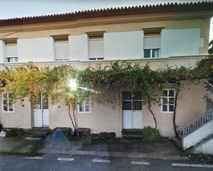 Vista exterior de Casa adosada en venda en Crecente amb Jardí privat, Terrassa i Moblat