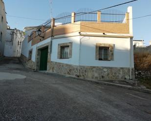 Vista exterior de Casa adosada en venda en Castillo de Garcimuñoz amb Calefacció, Terrassa i Moblat