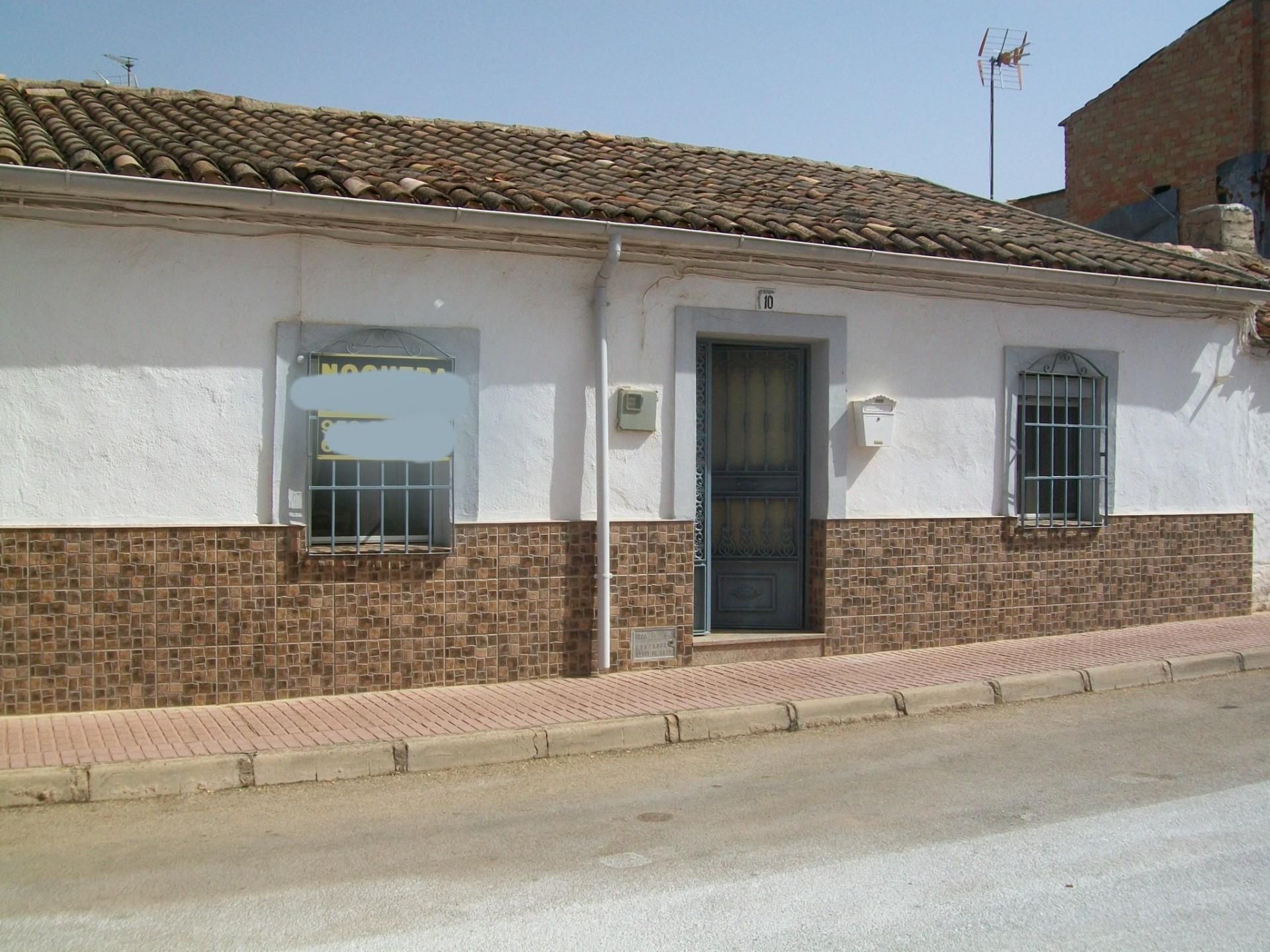 Vista exterior de Casa adosada en venda en Montizón amb Moblat, Forn i Rentadora