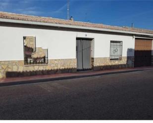 Vista exterior de Casa adosada en venda en Corral de Almaguer amb Terrassa