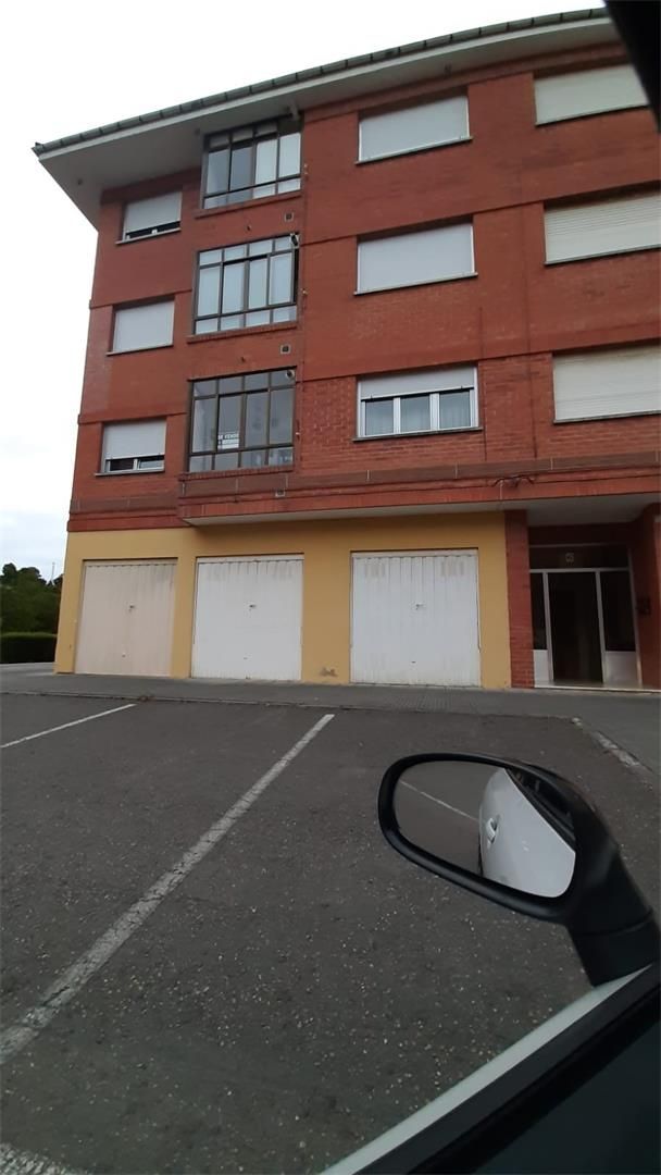 Aparcament de Pis en venda en Salas amb Terrassa i Balcó