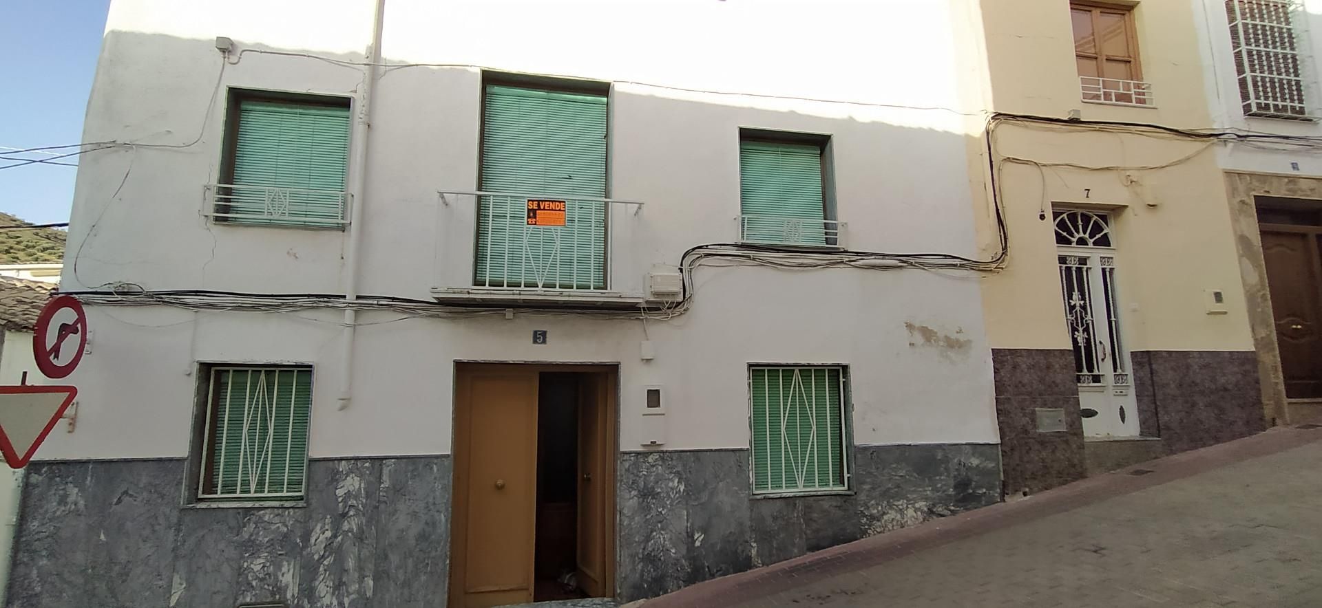Vista exterior de Casa adosada en venda en Huelma amb Terrassa, Traster i Moblat