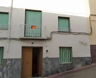 Vista exterior de Casa adosada en venda en Huelma amb Terrassa, Traster i Moblat