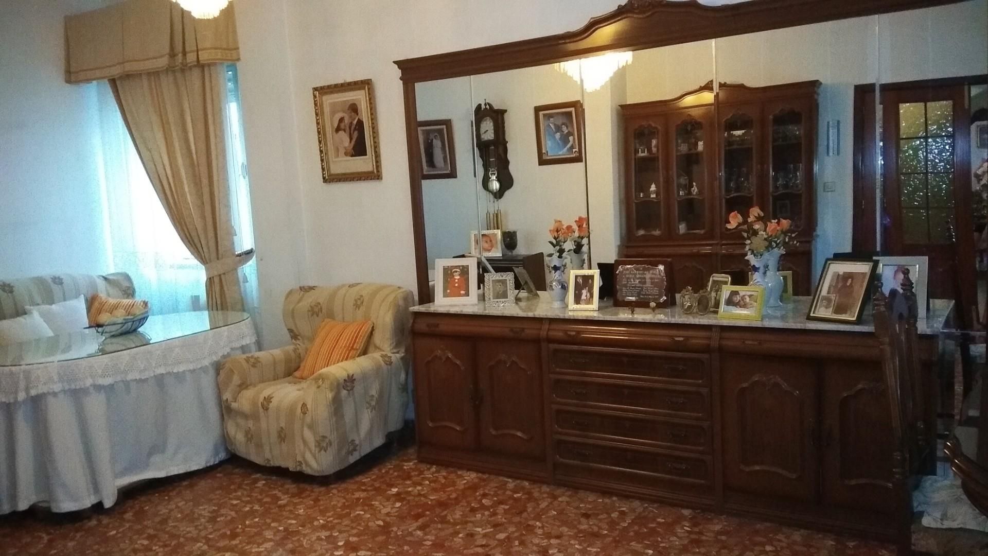 Sala de estar de Casa adosada en venta en Úbeda con Calefacción, Terraza y Trastero