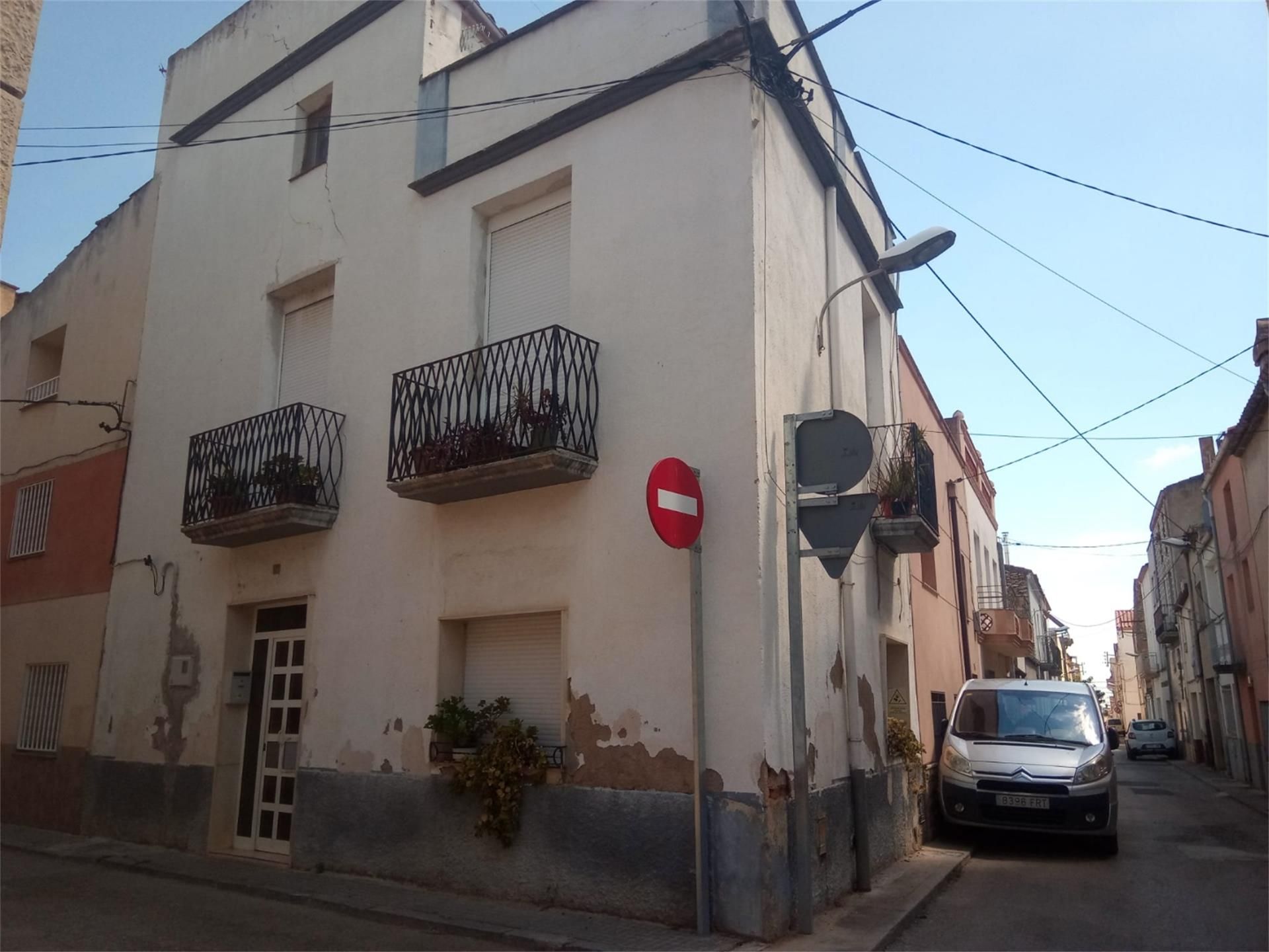 Vista exterior de Casa adosada en venda en Santa Bàrbara amb Terrassa i Balcó