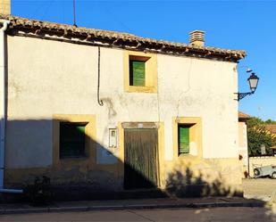 Vista exterior de Casa adosada en venda en Villaverde del Monte amb Traster i Moblat