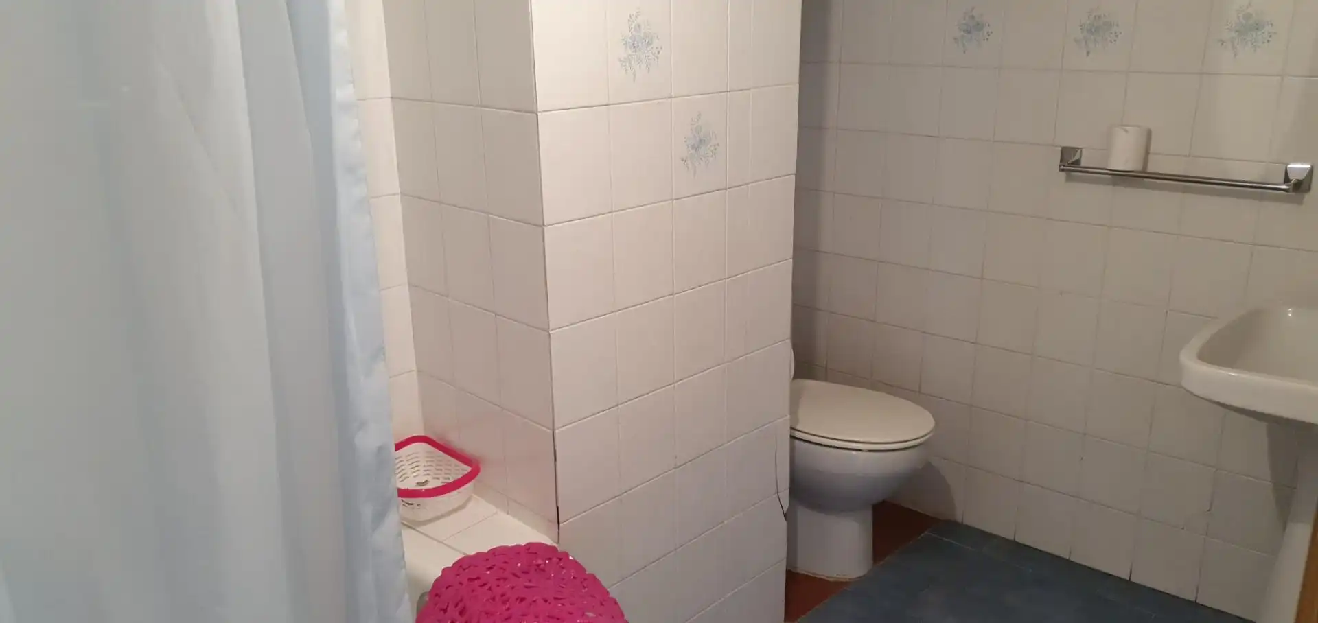 Casa adosada en venta en Calle Clavel, 10, Candeleda Baño de Casa adosada en venta en Candeleda con Aire acondicionado, Calefacción y Parquet