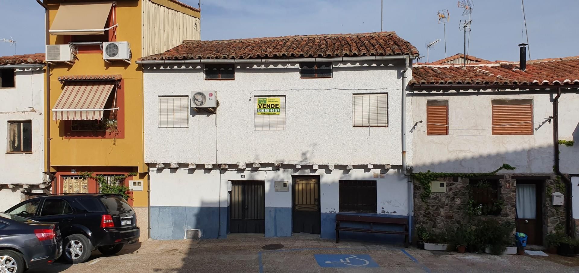 Vista exterior de Casa adosada en venda en Candeleda amb Aire condicionat i Balcó