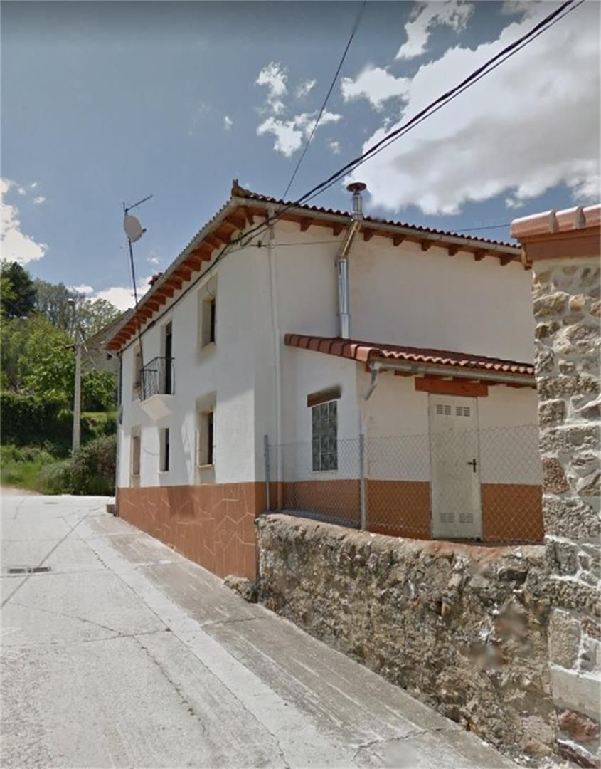 Vista exterior de Casa o xalet en venda en Boñar amb Balcó