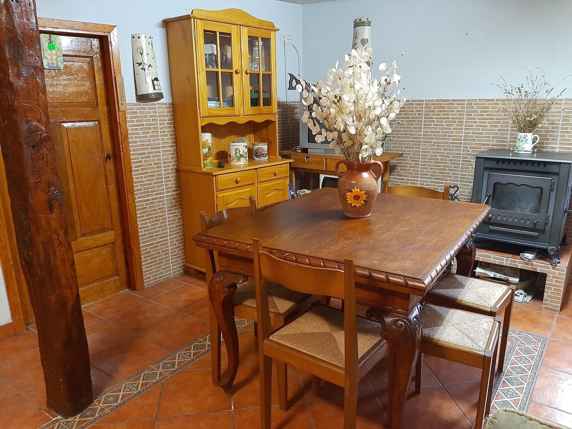 Menjador de Casa adosada en venda en Valle de Tobalina amb Calefacció, Traster i Moblat