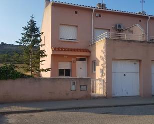 Vista exterior de Casa adosada en venda en Sarral amb Aire condicionat, Terrassa i Piscina