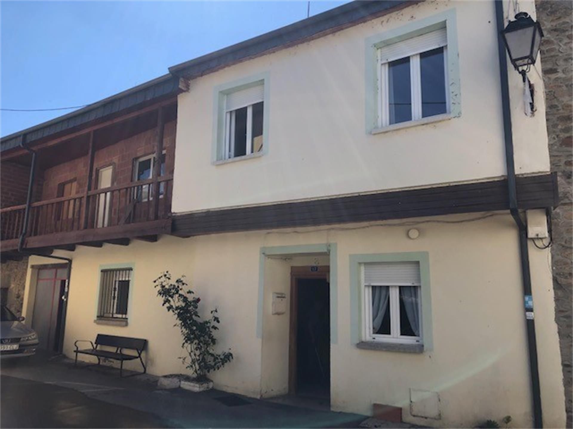 Vista exterior de Casa o xalet en venda en Castropodame amb Calefacció, Jardí privat i Parquet