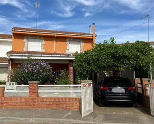 Vista exterior de Casa o xalet en venda en Valencia de Don Juan amb Jardí privat, Terrassa i Traster