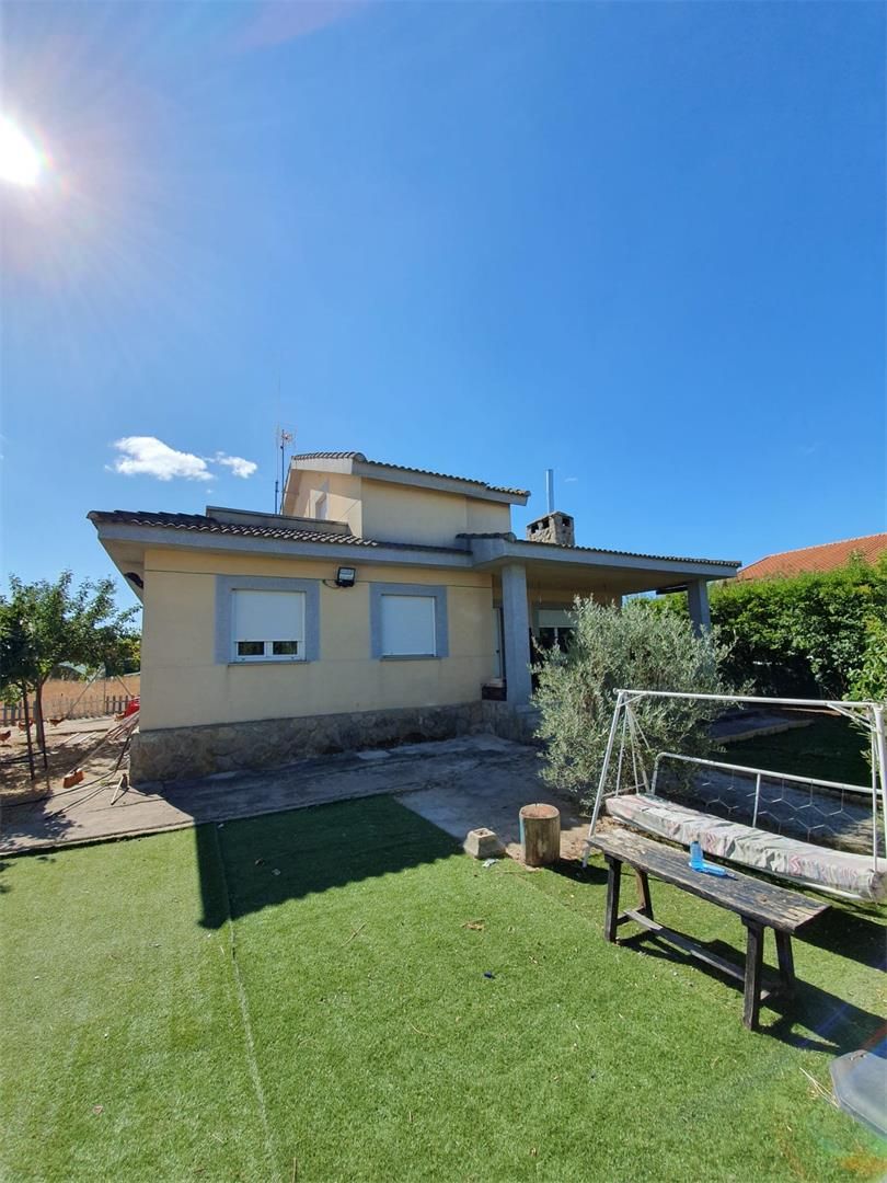 Exterior view of House or chalet for sale in Calvarrasa de Arriba  with Private garden, Terrace and Storage room